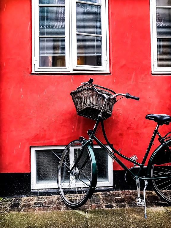 Cykel stående op af rød væk
